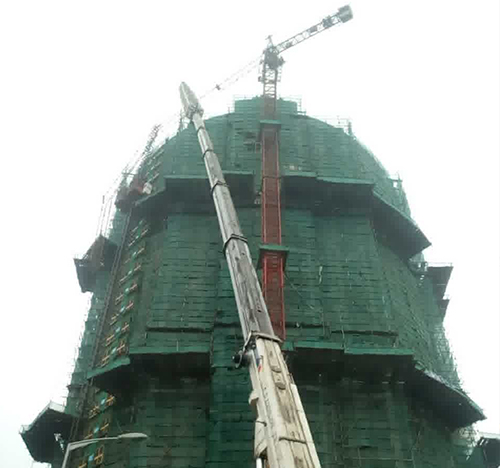 西安吊车在工地上作业